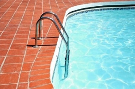 Varm pool med poolvärme