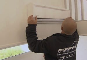 Sofias Änglar och Polarpumpen hjälper Isabel komma på fötter 1 Polarpumpens Energiblogg Husets gamla värmepump var trasig så Polarpumpen installerade en ny åt Isabel och hennes familj.