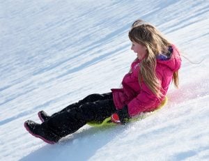 Luftvärmepump perfekt i fritidshus 2 Polarpumpens Energiblogg Kall vinter - barn åker pulka