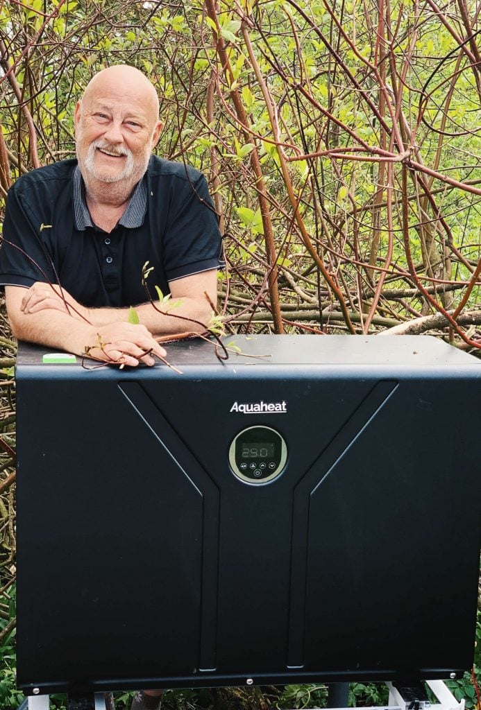 Stefan med sin Aquaheat Silence Pro inverter poolvärmepump
